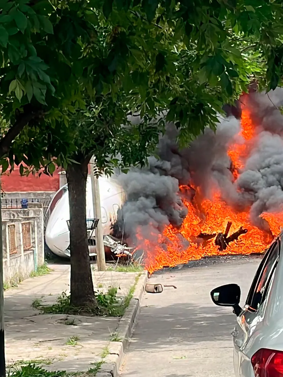 Se despistó e incendió un avión privado en el aeropuerto de San Fernando: murieron el piloto y el copiloto