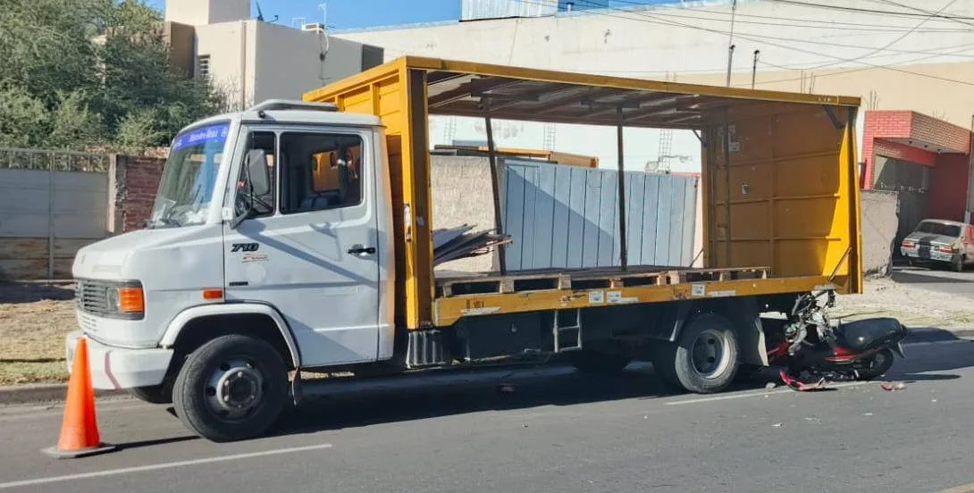 Catamarca: hospitalizan a motociclista que chocó contra camión estacionado