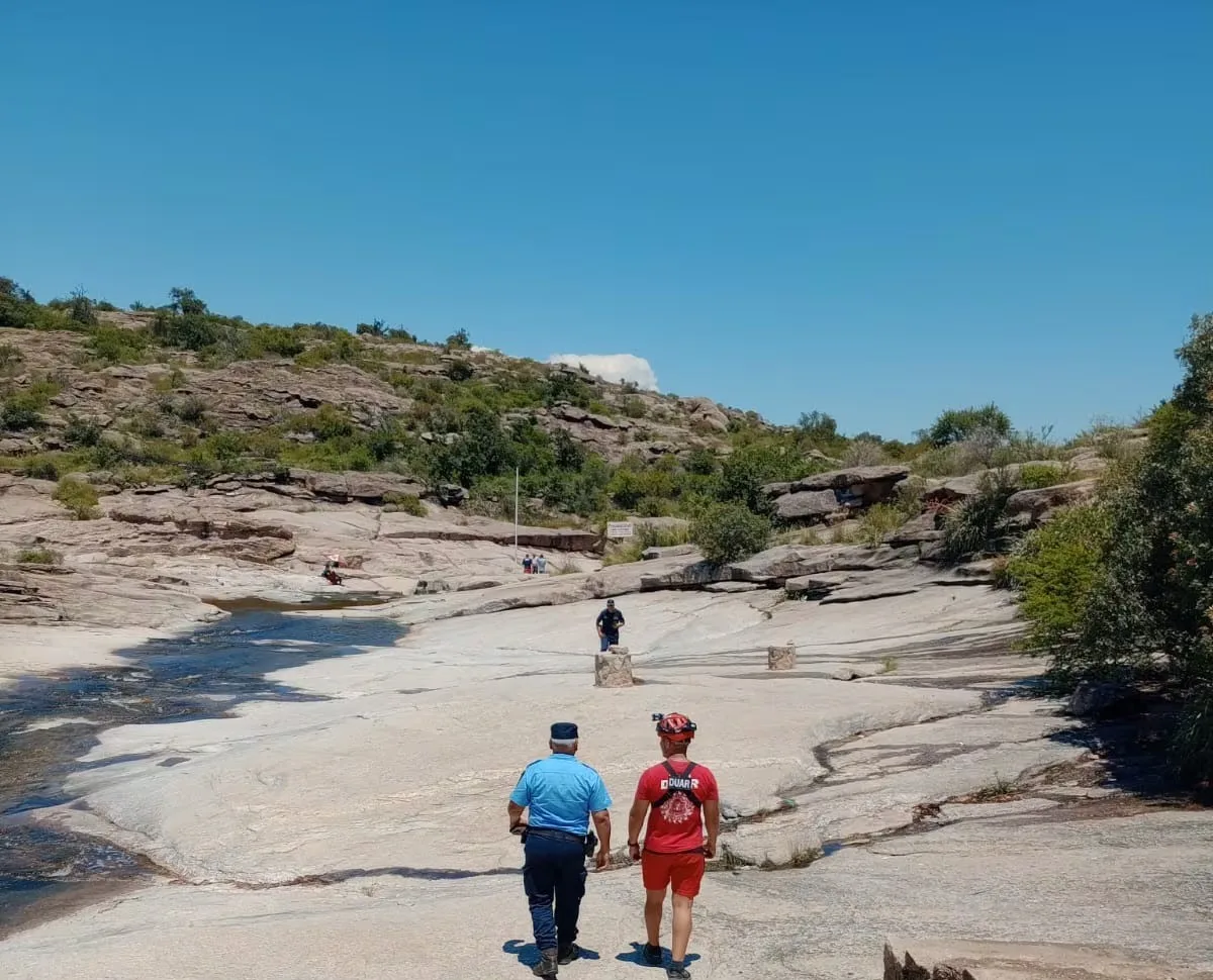 Tragedia en Córdoba: un turista de 65 años murió al golpear su cabeza contra una piedra