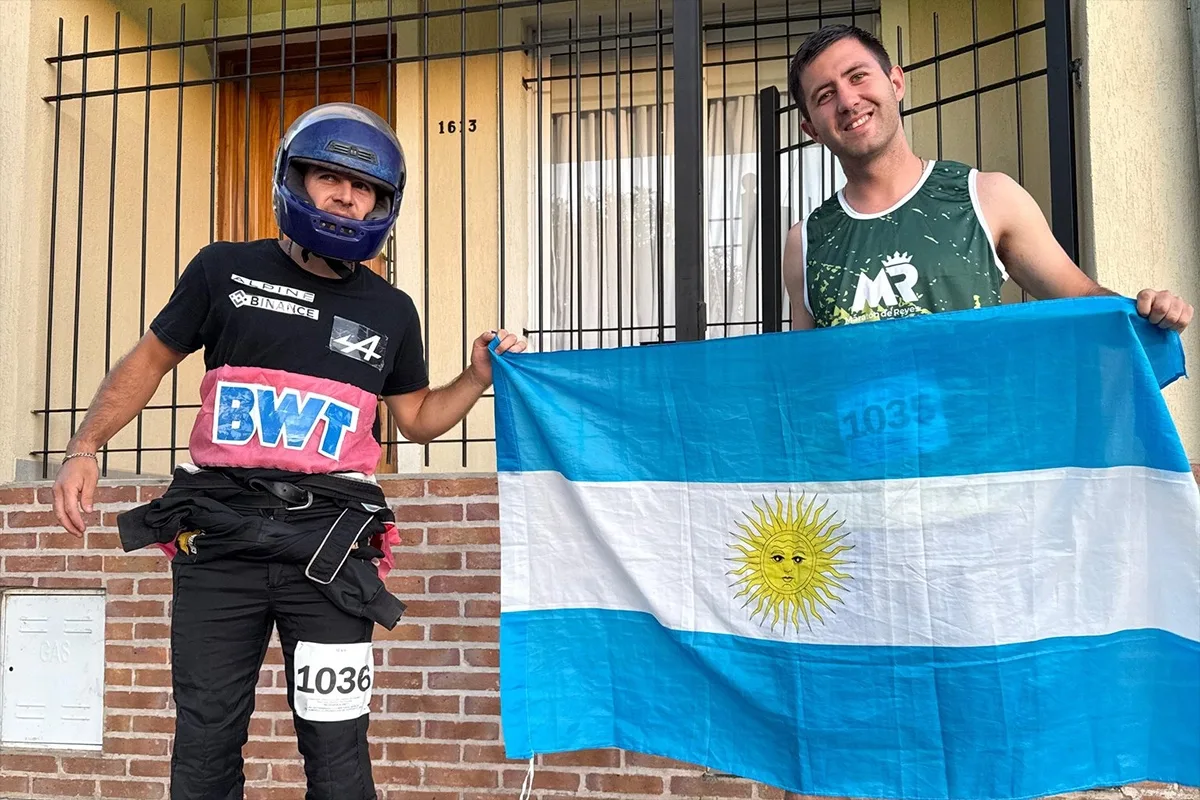 Entrerriano corrió el Maratón de Reyes disfrazado de Colapinto y el piloto le mandó un mensaje