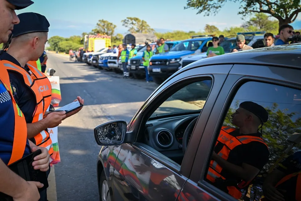 Pasaron a disponibilidad a sargento de la Policía de Catamarca por el juez que pasó un control con su hija menor en el baúl