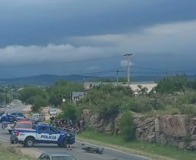 Chocó contra un auto, cayó a la ruta y fue arrollada por otro vehículo