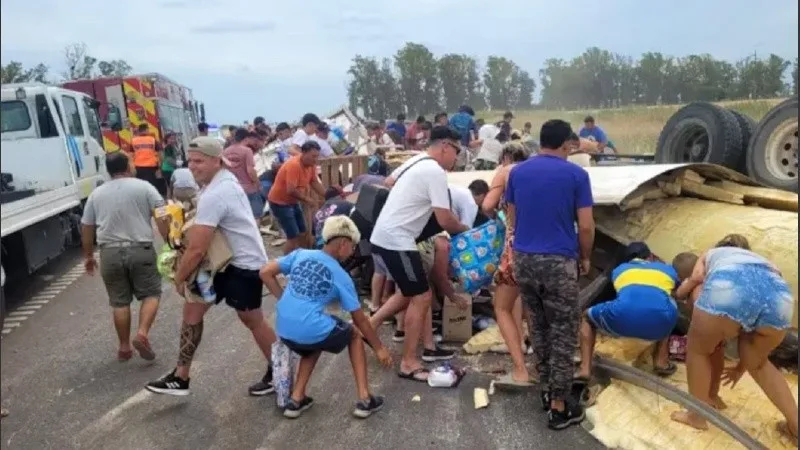 Un camionero volcó y murió: vecinos saquearon el cargamento mientras trasladaban el cuerpo