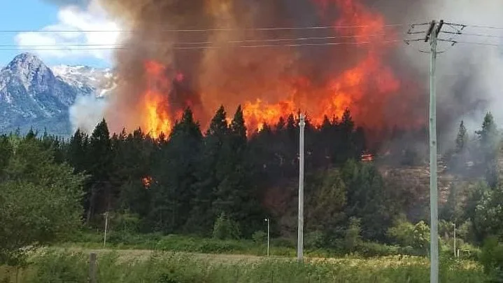 Sigue el incendio forestal en Epuyén y ya se quemaron más de 3 mil hectáreas