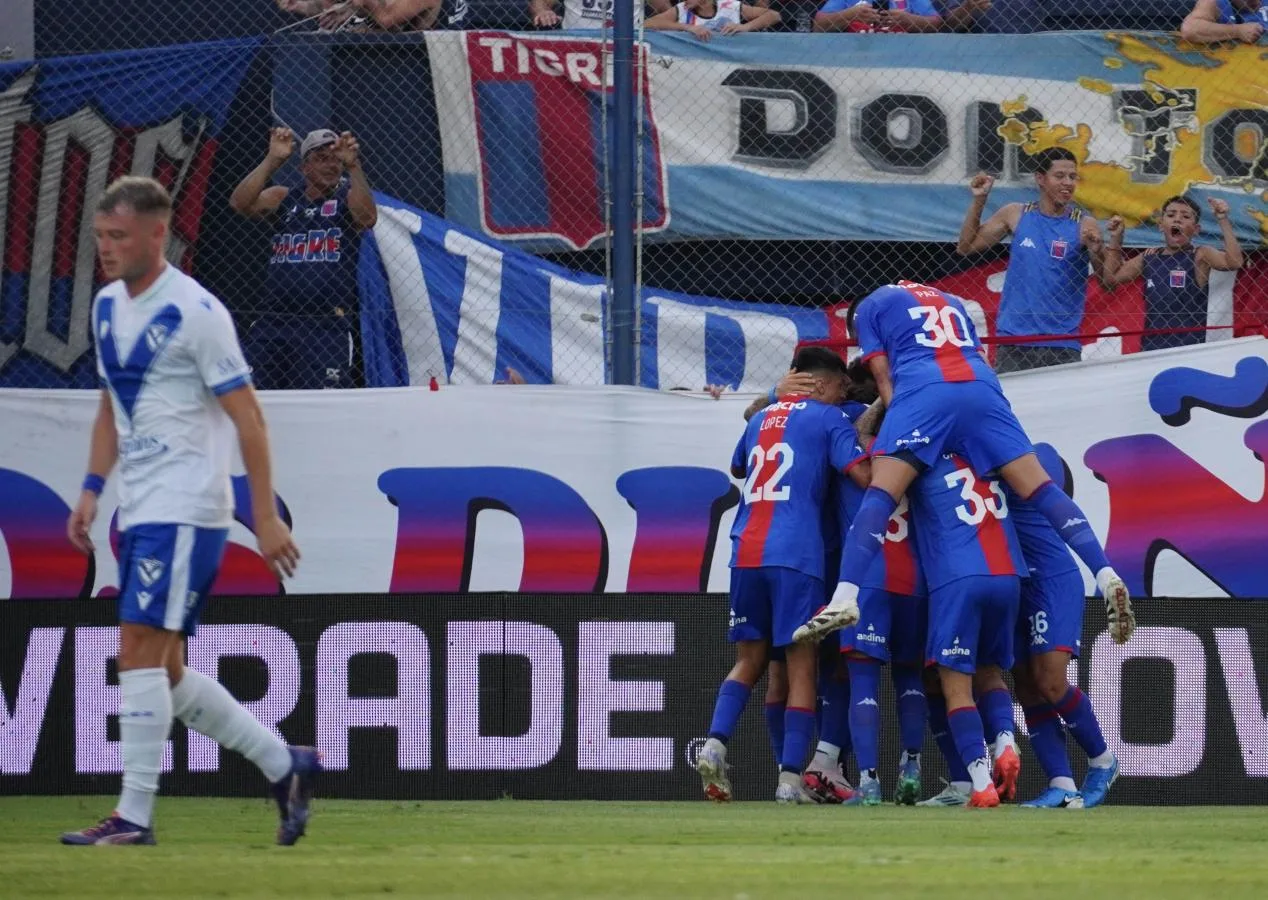 Tigre goleó y amargó el debut de Sebastián Domínguez en Vélez