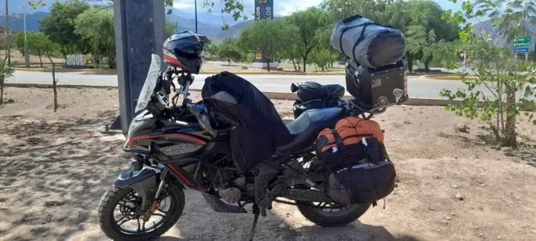 Turistas salteños sufren el robo de su moto en pleno centro de Neuquén y quedaron varados