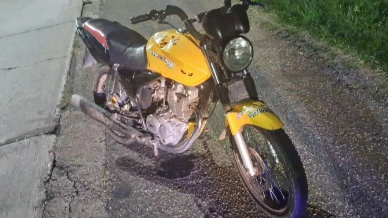 Una pareja llevaba a una bebé en moto, la manta que la envolvía se enredó con la rueda y le arrancó una pierna