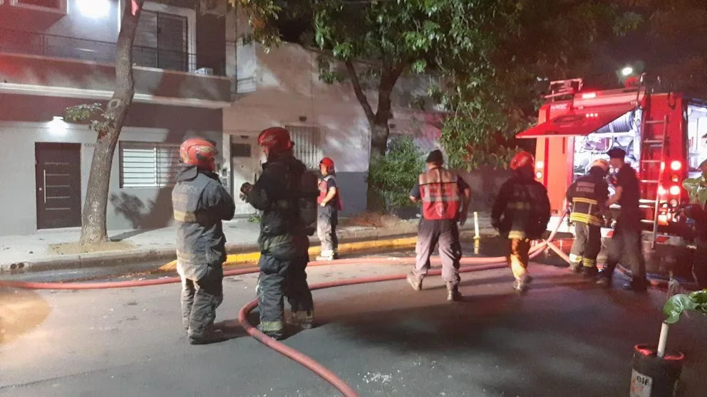 Una bebé fue arrojada desde un segundo piso para salvarla de un incendio y los vecinos la atraparon con una frazada