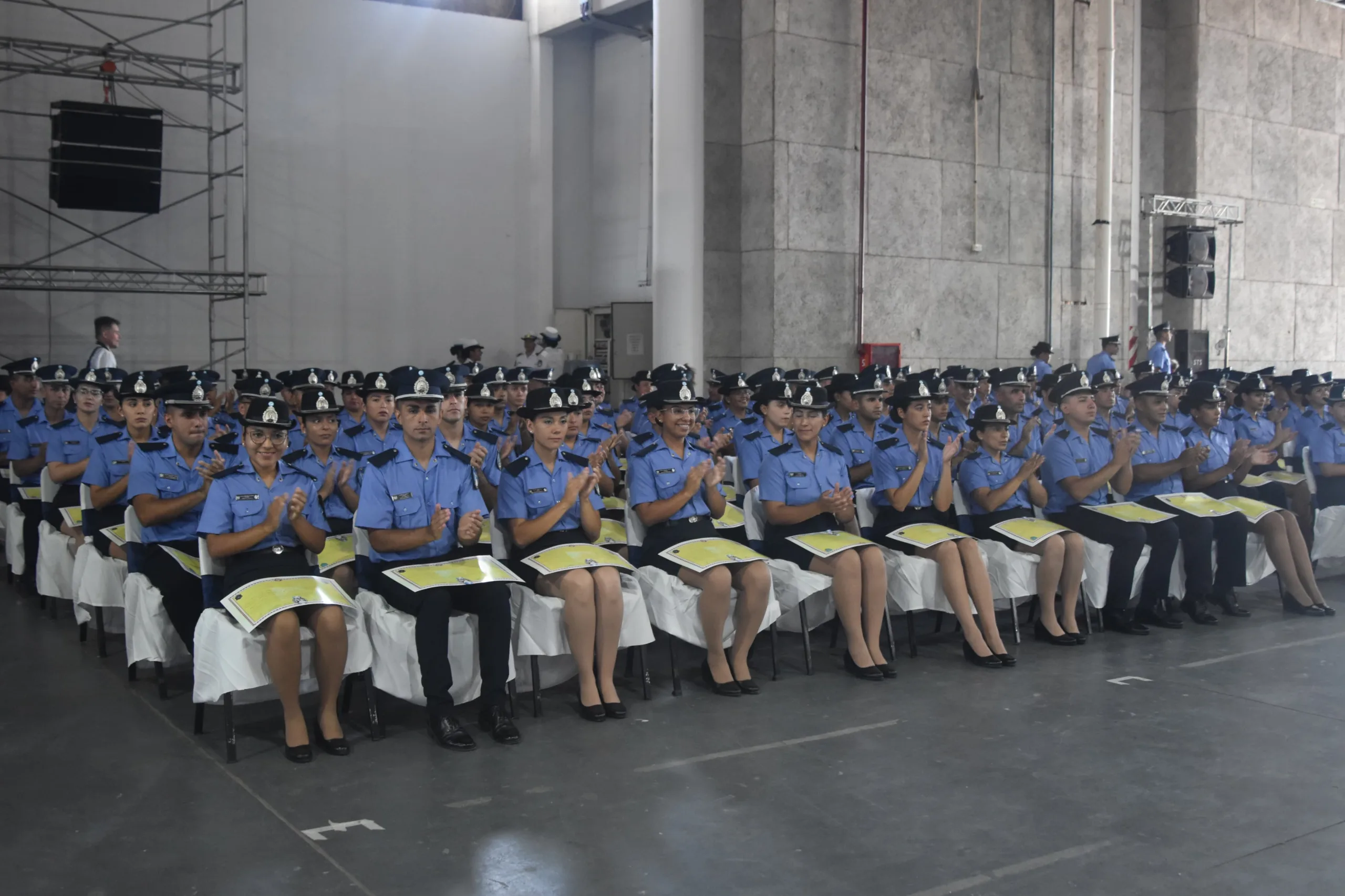 Pagan la beca a cadetes de la Policía de Catamarca