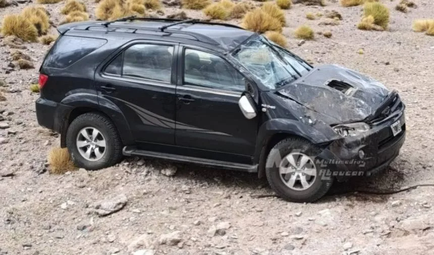 Catamarca: volcó una camioneta camino a Los Seismiles