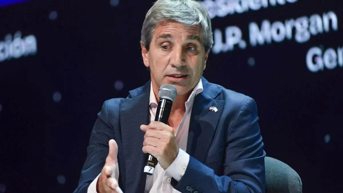 Caputo prometió que habrá ropa barata: “Va a entrar competencia de afuera y bajarán los precios”