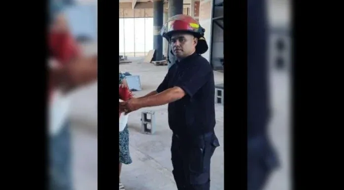 Un bombero de la policía de Misiones falleció apagando un incendio: antes salvó la vida de una compañera de equipo