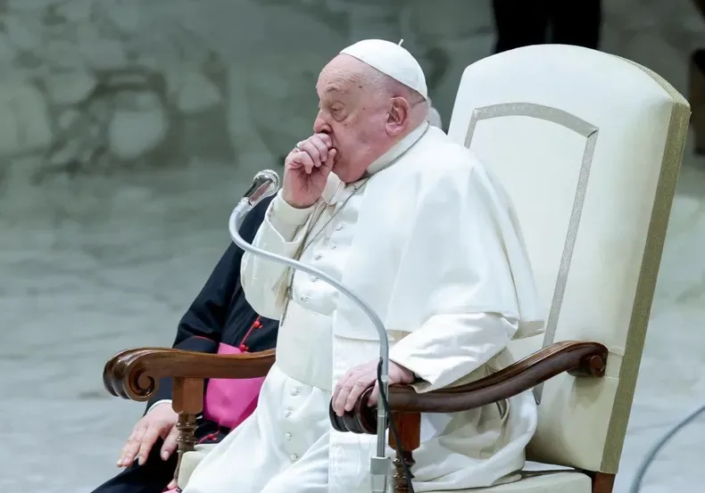 Internaron al papa Francisco por una bronquitis