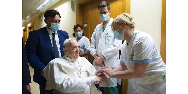 El papa Francisco pasó una noche “tranquila” en el hospital y continúa en tratamiento
