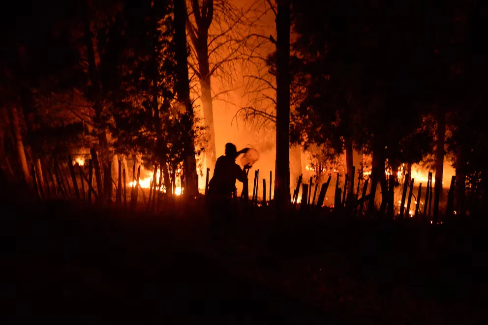 El incendio intencional en El Bolsón ya dejó un muerto, casi 3 mil hectáreas devastadas y unos 800 evacuados