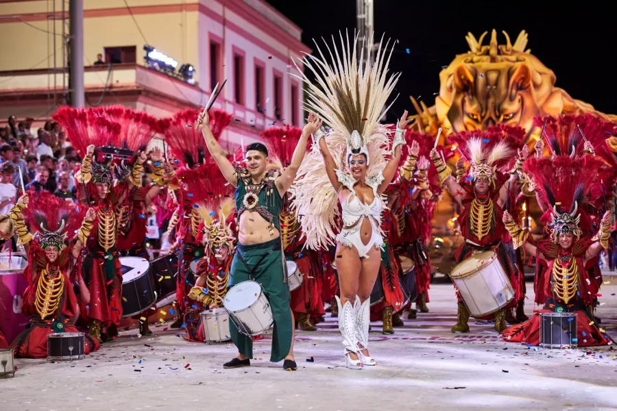 Más de 20 mil personas asistieron a la séptima noche del Carnaval de Gualeguaychú