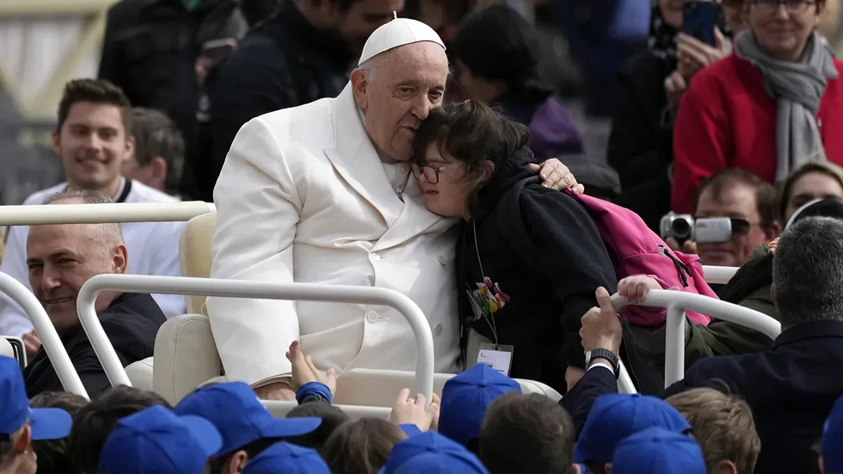 El Vaticano confirmó que el papa Francisco tiene neumonía bilateral
