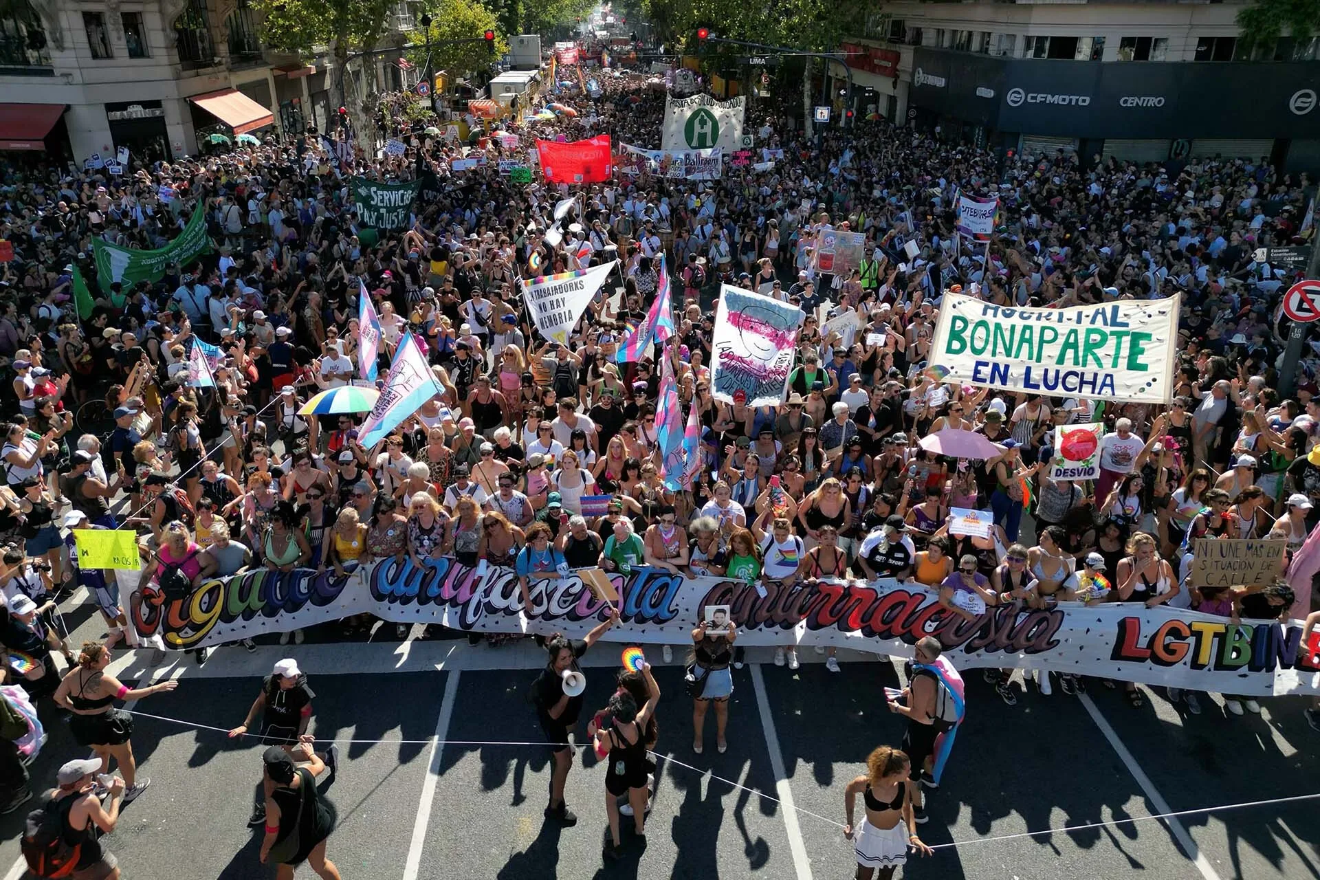 Marcha Federal LGTBIQ+ contra el gobierno de Milei y con fuerte presencia de políticos opositores