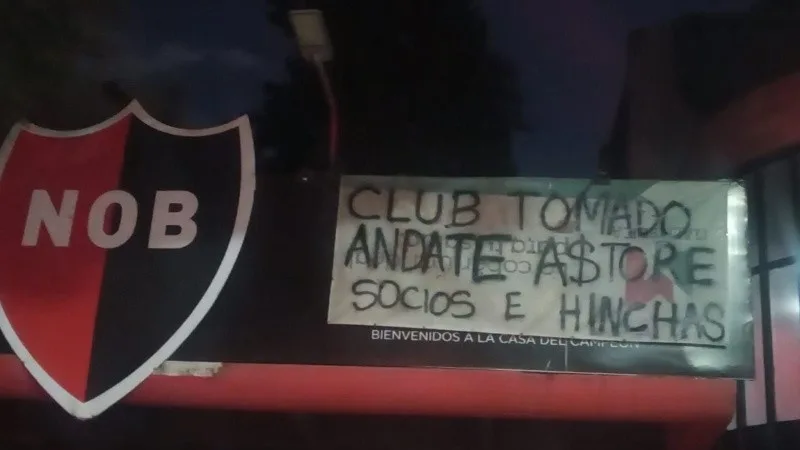 Newell’s: hinchas coparon el club en manifestación contra el presidente Astore y hubo incidentes