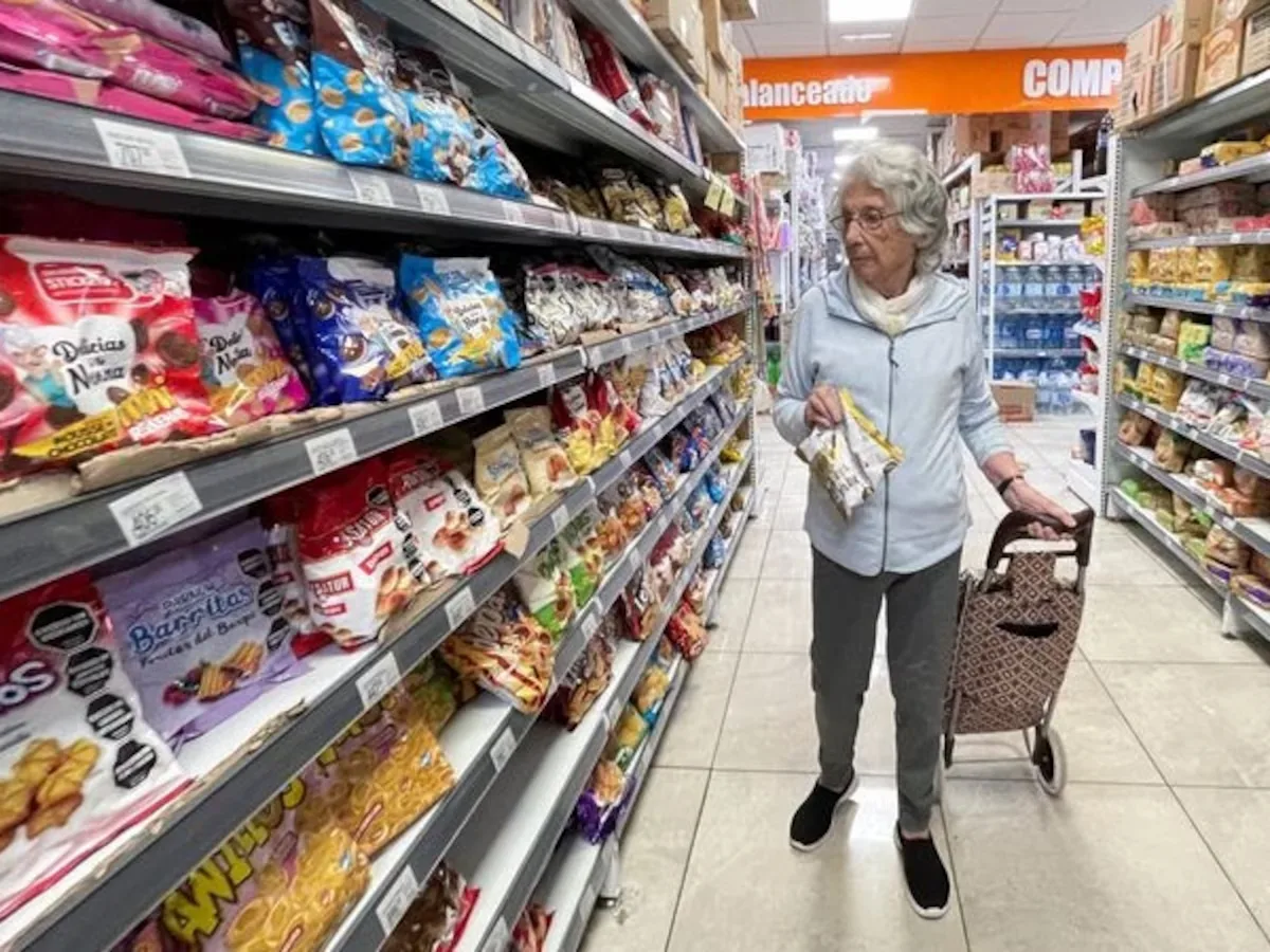 El consumo en el país continúa en baja: ventas en supermercados cayeron en diciembre y en mayoristas se hundieron 13%