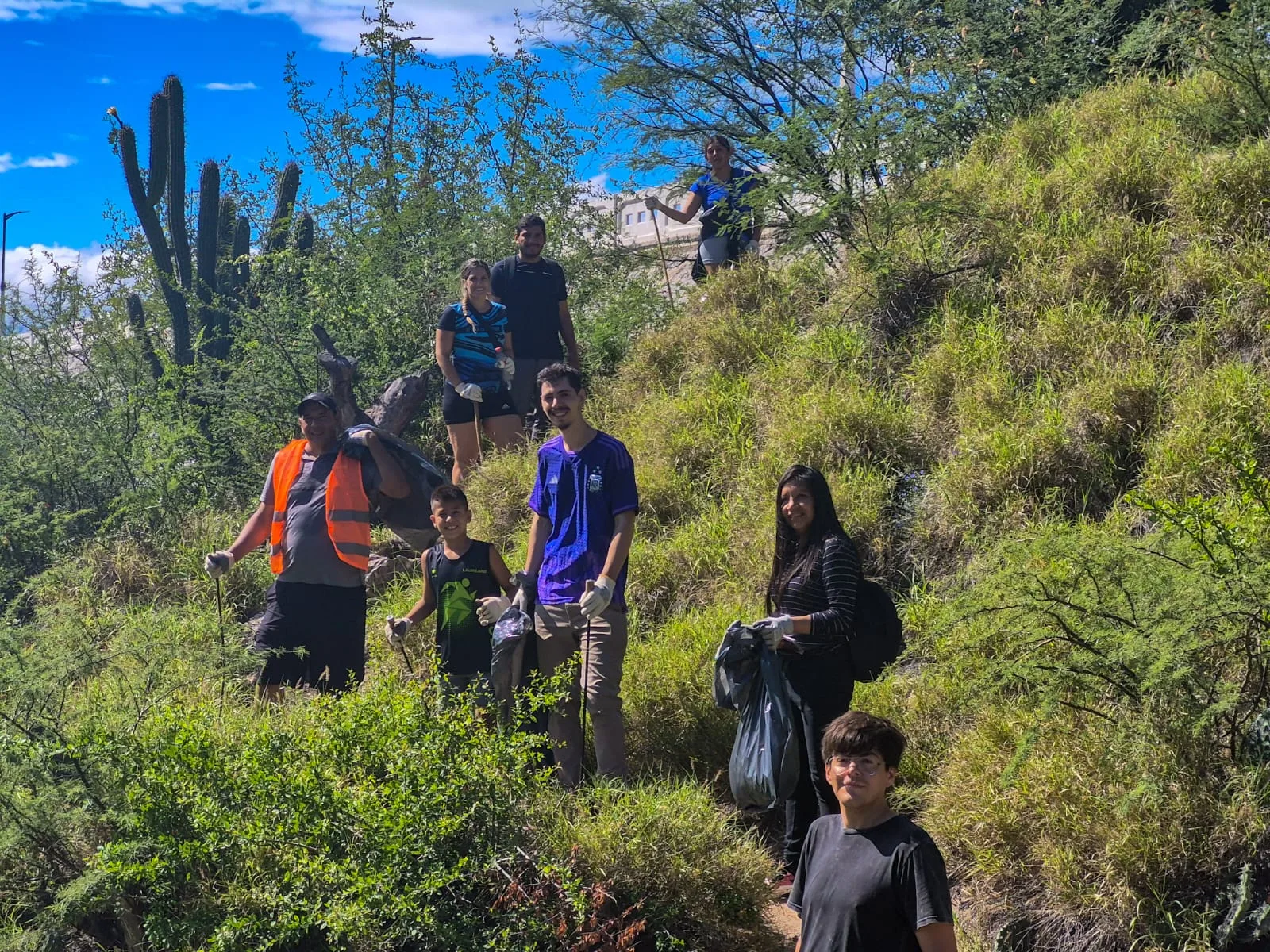 Catamarca: jornada de limpieza en el Dique El Jumeal