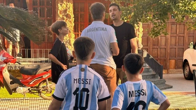 Scaloni es pueblo: veinte metros de vereda en Pujato, que te dicen cómo sos