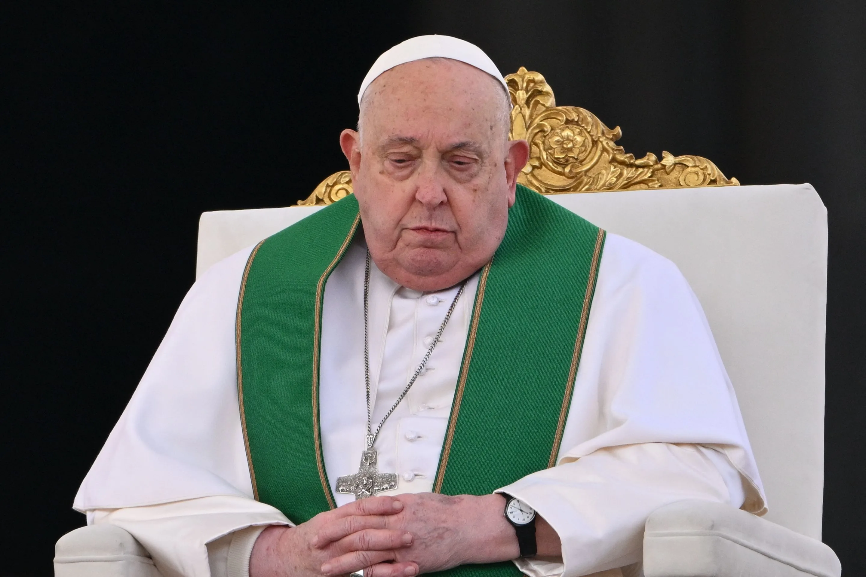 “Ni insuficiencia respiratoria ni broncoespasmos”: el papa Francisco descansó bien y permanece “estable”