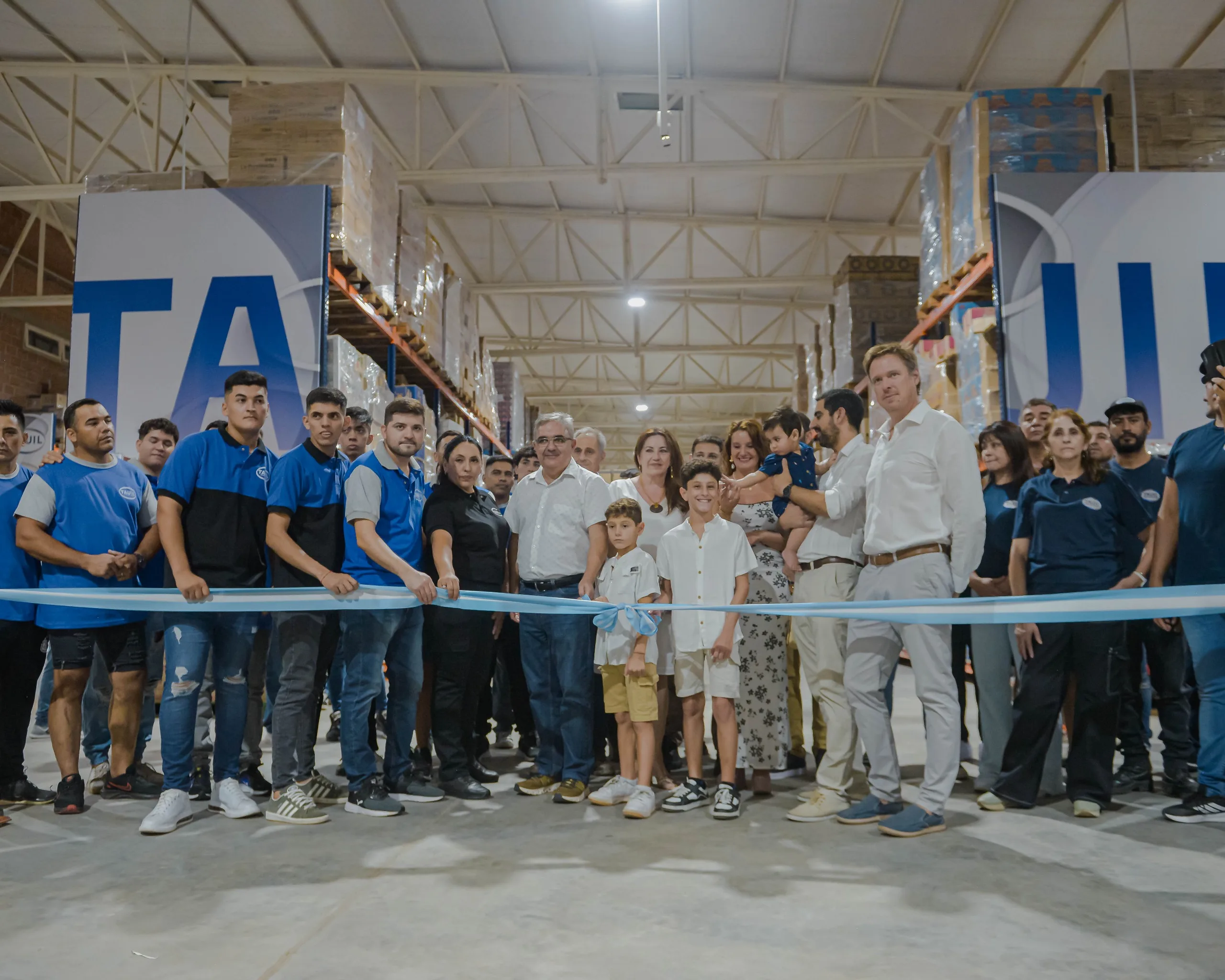 El gobernador Jalil estuvo presente en la inauguración de un nuevo local comercial en Catamarca