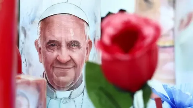 El papa Francisco pasó una noche tranquila y mantiene su buen estado de ánimo