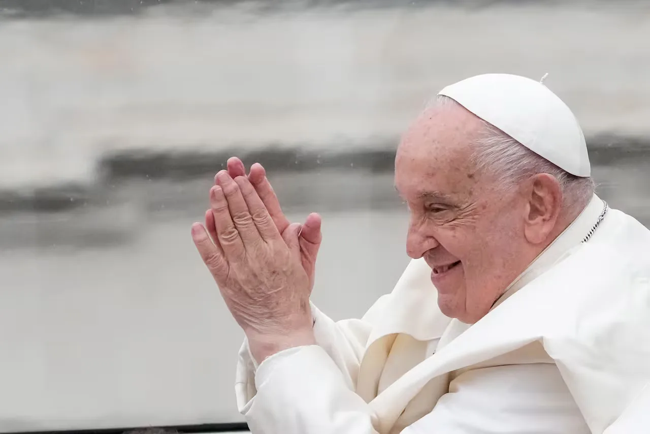 El papa Francisco sale de peligro y estado reservado: “Las mejoras registradas se consolidan”