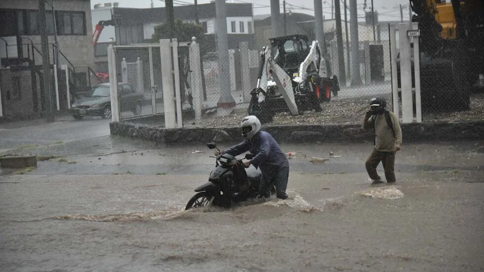 Intensas lluvias en Córdoba: casas inundadas y una policía herida