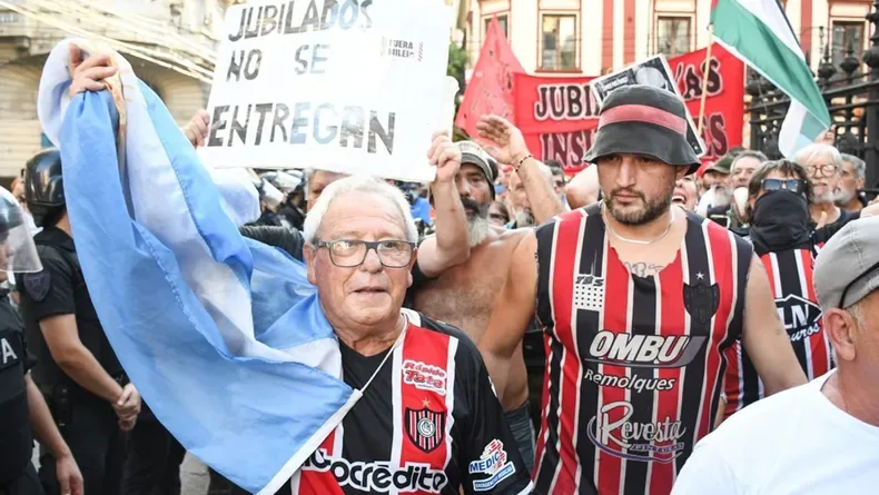 De qué clubes eran los barrabravas que coparon la marcha de los jubilados