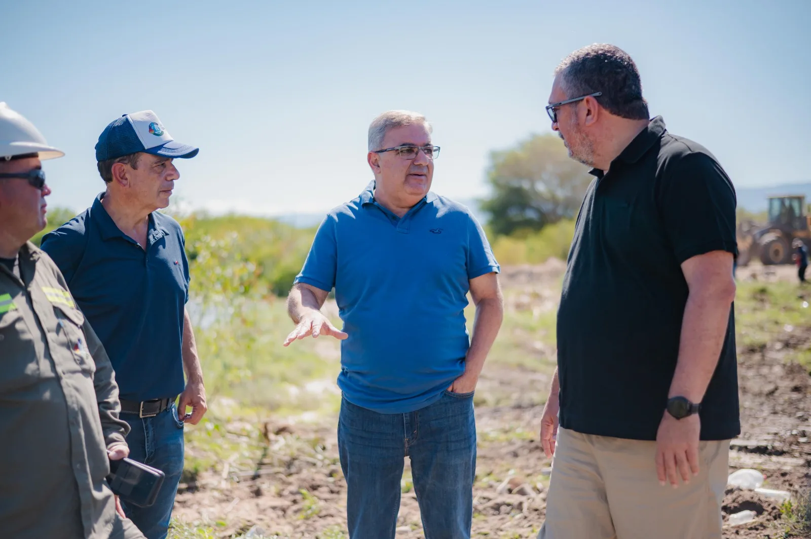 Autoridades catamarqueñas recorrieron trabajos de reparación del caño de impulsión en el río del Valle