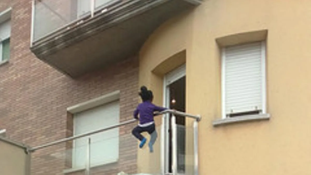 Una niña pedía auxilio desde un balcón en Catamarca, y fue rescatada por la Policía