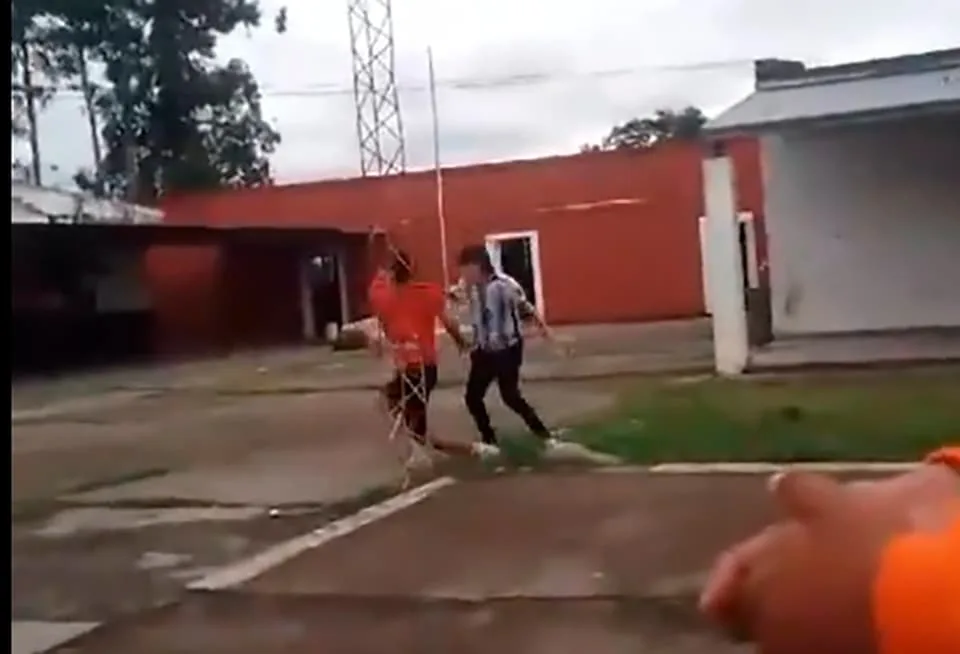 Una pelea entre alumnos terminó con uno apuñalado (video)