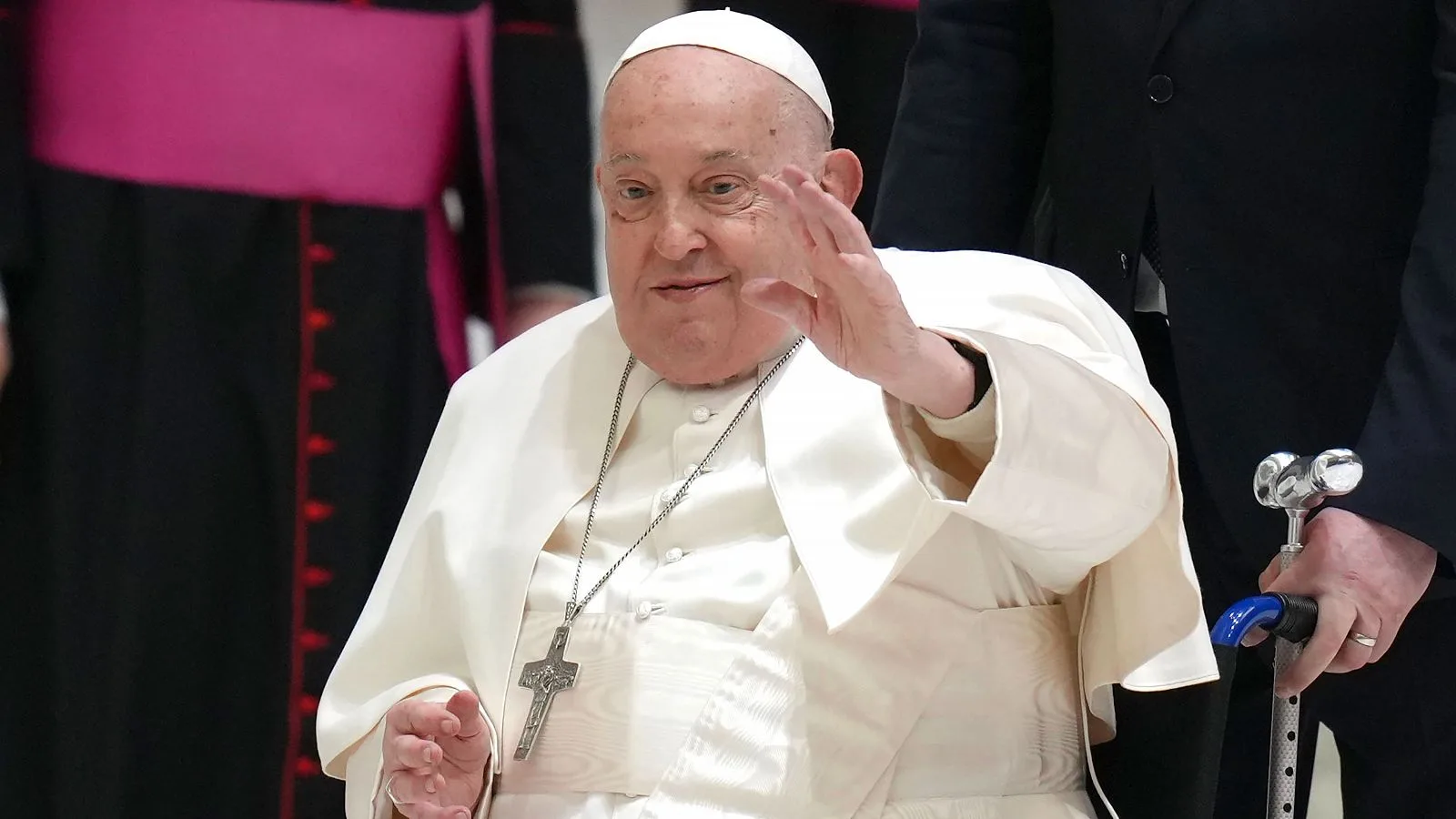 El Papa Francisco continúa mejorando de salud y esperan su reaparición pública