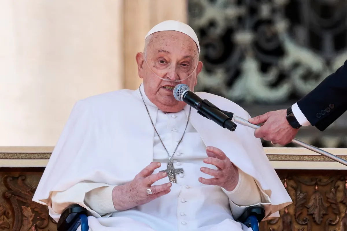 El papa Francisco reapareció ante los fieles en la plaza de San Pedro durante su convalecencia