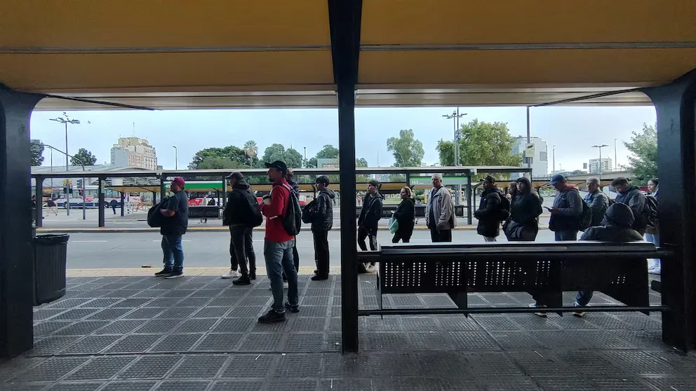 CABA: colectivos repletos y quejas de los trabajadores contra los líderes gremiales en las primeras horas de la medida de fuerza