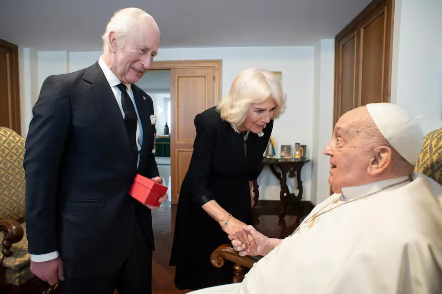 El Vaticano difundió la foto del encuentro del papa Francisco con el rey Carlos III y la reina Camila