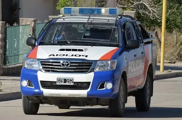 Catamarca: motochorros rompieron una vidriera para robar en un comercio, chocaron en la huida y uno escapó robando una camioneta