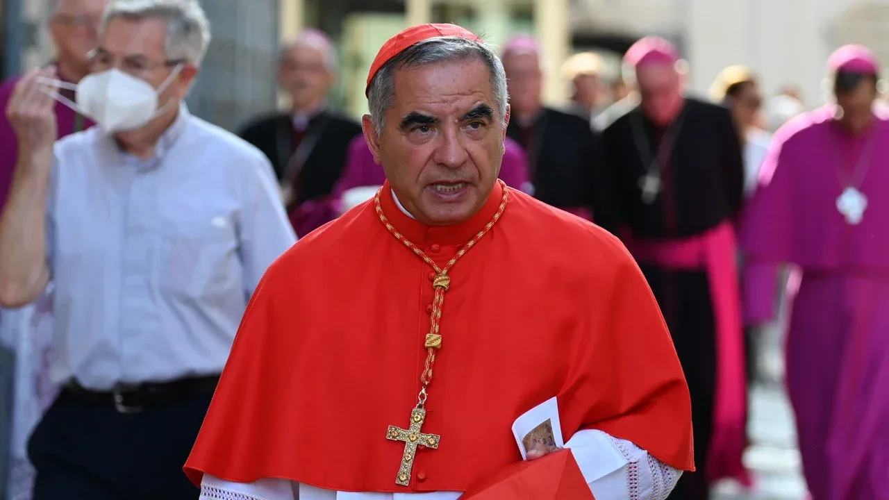 Becciu, el cardenal vetado por Francisco, renunció al Cónclave para elegir al nuevo Papa