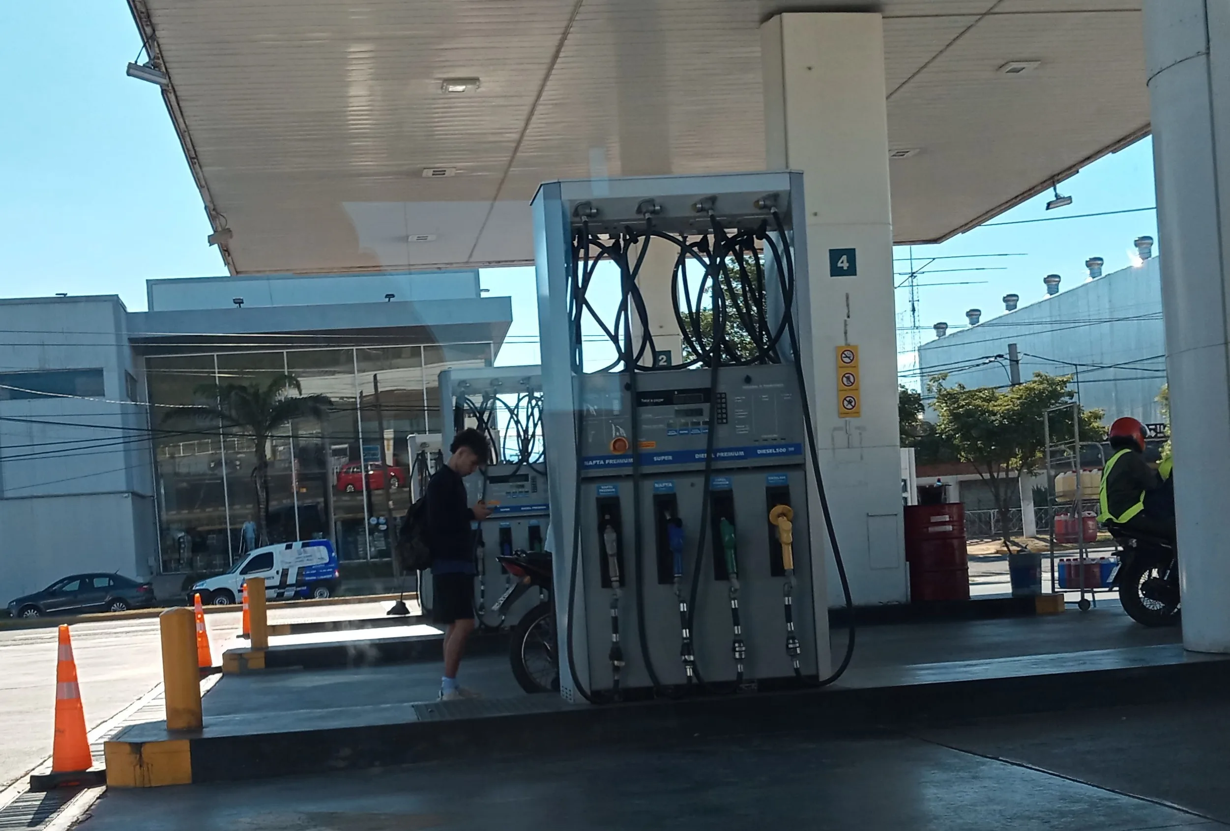 La venta de combustibles no despega: 15 meses de caída acumulada en Argentina