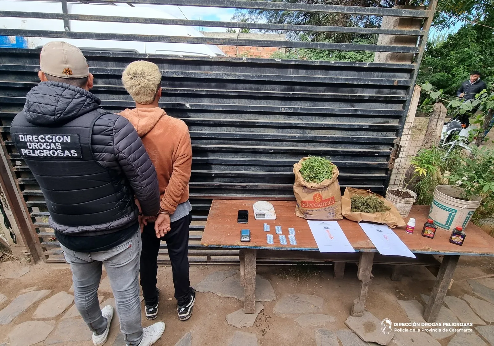 Catamarca: detienen a un joven, secuestran cocaína, marihuana y pastillas en Valle Viejo