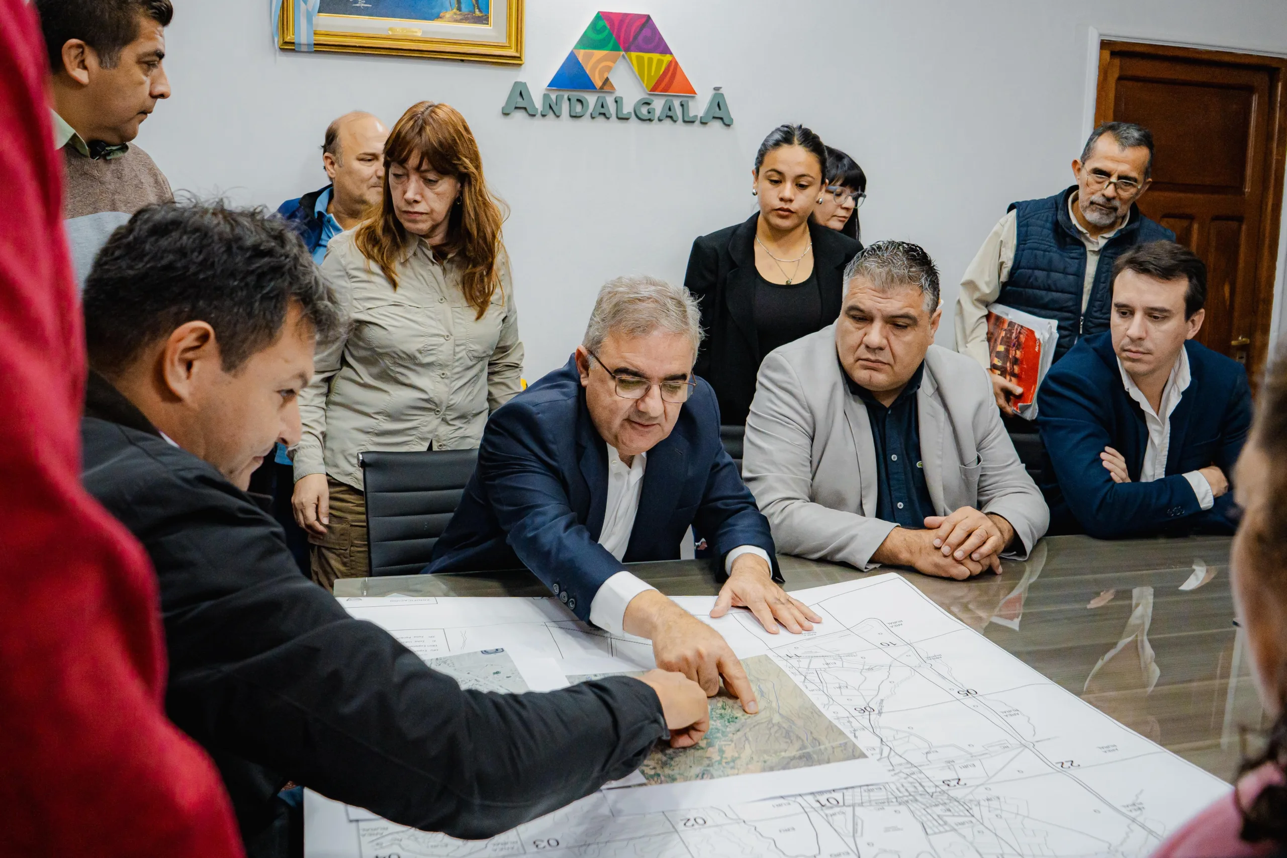 Andalgalá: Gobierno y municipio avanzan en pavimentación, fibra óptica y obras hídricas