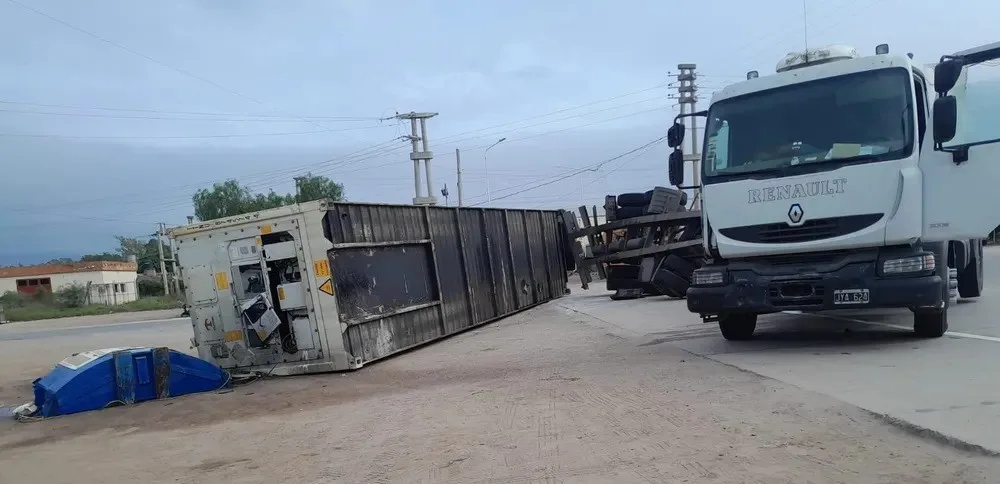 Catamarca: volcó un camión en La Paz