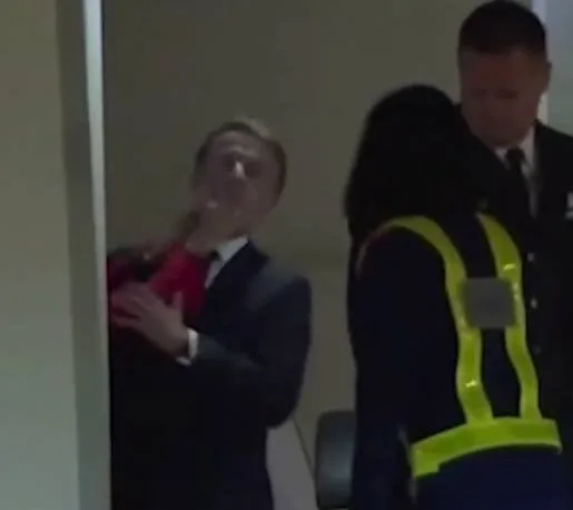 La esposa del presidente Macron, se lo sacó de encima con un manotazo en el rostro al salir ambos de un avión