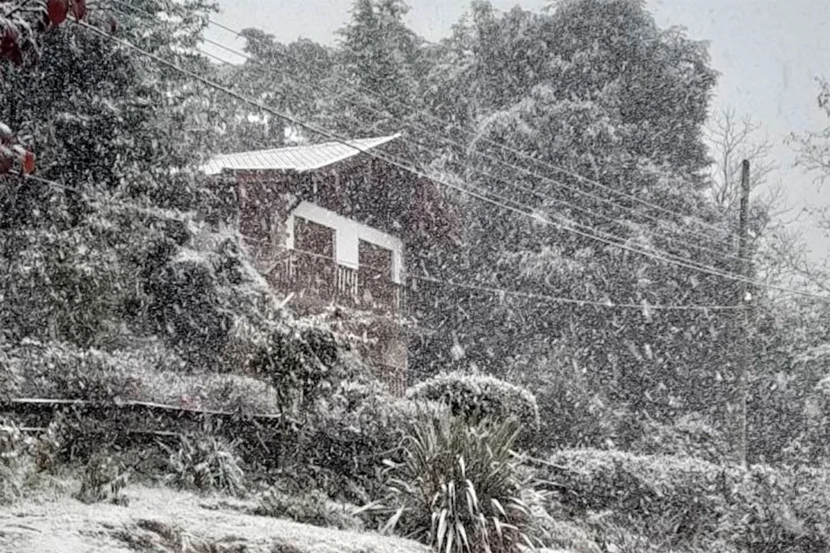 Las primeras nevadas del año llegaron a las sierras de Córdoba y cortaron el Camino de las Altas Cumbres