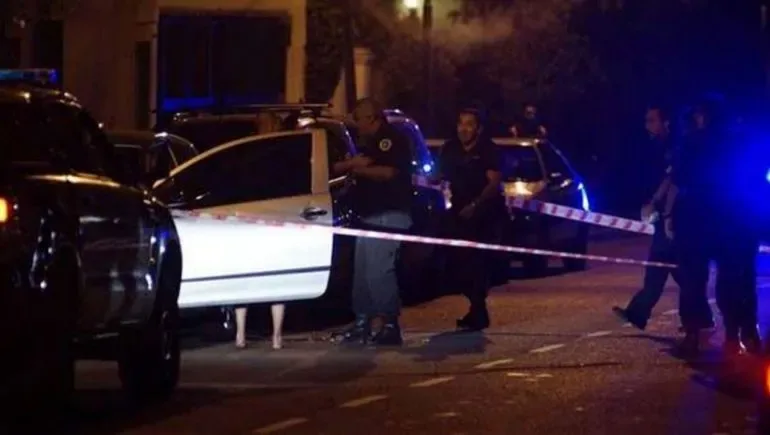 Delincuentes quisieron asaltar a un hombre, era policía de civil, repelió el ataque a balazos y un adolescente fue hospitalizado