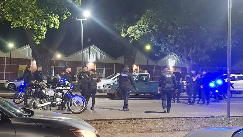 Murió un policía que cayó de su moto y fue arrollado por un auto que iba detrás