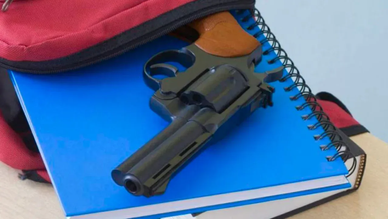 Rosario: un alumno fue armado a la escuela y huyó a los tiros